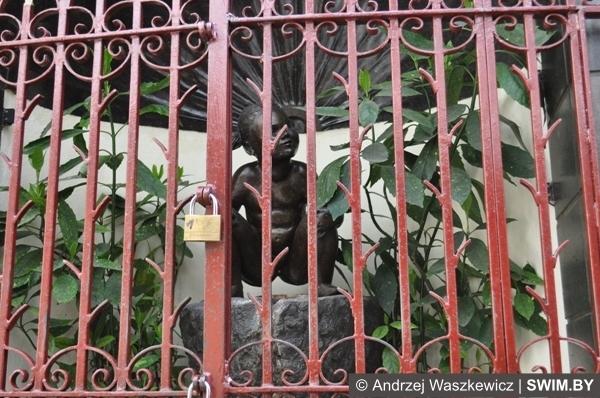 Брюссель фонтан писающая девочка Бельгия