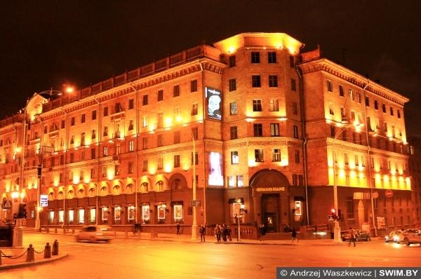 Minsk city center night, Andrzej Waszkewicz swimming sport blog