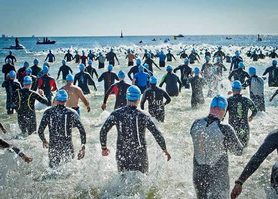 Кто победит в триатлоне, кто быстрее в триатлоне, легкоатлет или пловец, бегун или пловец в триатлоне