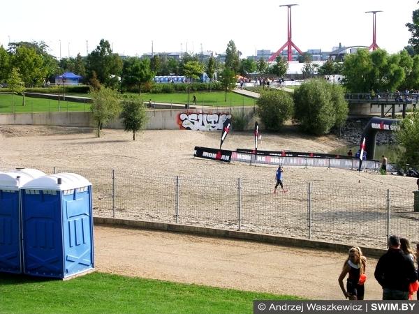 Пляж, атлеты, вода