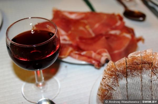 Португальская еда на праздник, портвейн, треска