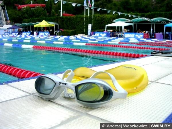 Тренировки по плаванию в открытом бассейне