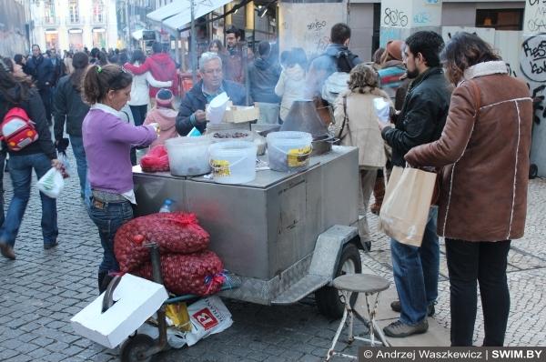 Жареные каштаны в Лиссабоне Португалии