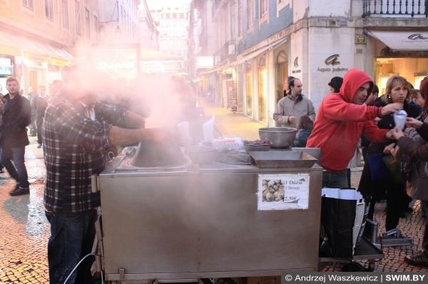 Жареные каштаны в Лиссабоне Португалия