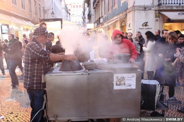 Жареные каштаны в Лиссабоне Португалия