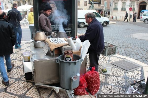 Жареные каштаны в Лиссабоне Португалии