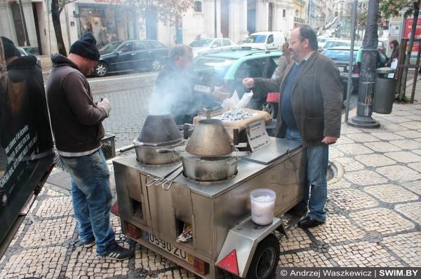 Жареные каштаны в Лиссабоне Португалии